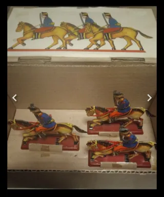 Giocattoli di lamiera Paya con soldati a cavallo