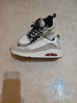 Deportivas Skechers grises y blancas