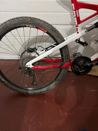 Bicicleta Specialized MTB Roja y Blanca