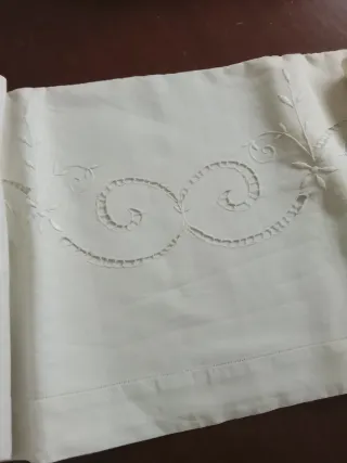 Lenzuolo antico in lino con intaglio