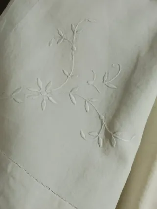 Lenzuolo antico in lino con intaglio