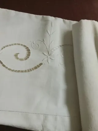 Lenzuolo antico in lino con intaglio