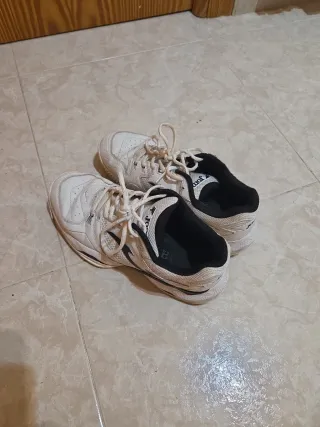 Deportivas Joma Blancas y Negras