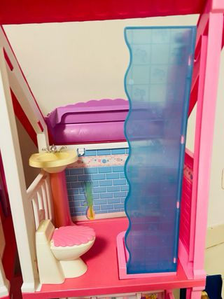 Casa Barbie con accesorios y muñecos. Familia de 5