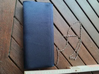 Pochette in raso blu con catena argento