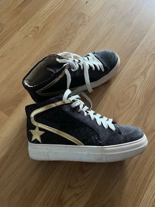 Zapatillas altas negras y doradas