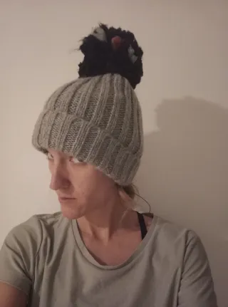 Cappello lana grigio con pompon colorato