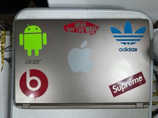 Portátil Acer con pegatinas