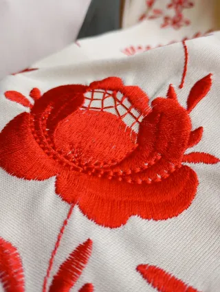 Pañuelo Vintage Bordado Flores Rojas