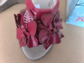 SANDALIAS CUÑA PIEL ROJAS