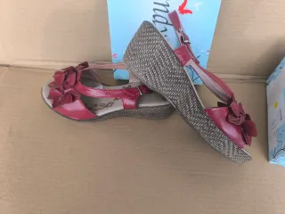 SANDALIAS CUÑA PIEL ROJAS