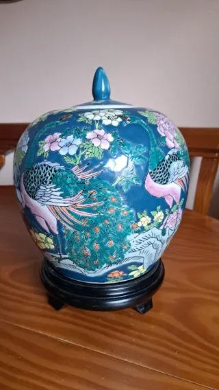 Tibor chino decorado con pavos reales