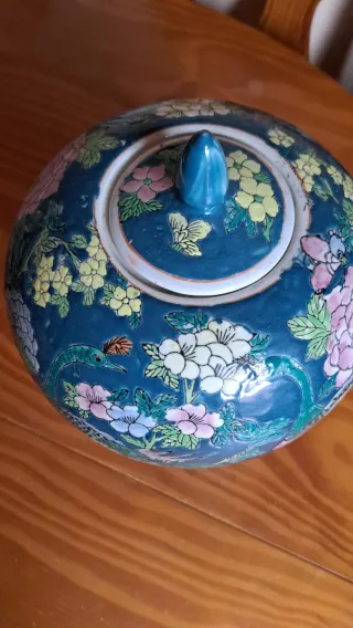 Tibor chino decorado con pavos reales