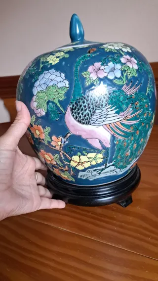 Tibor chino decorado con pavos reales