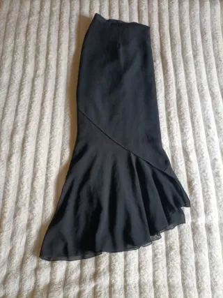 Falda negra con vuelos