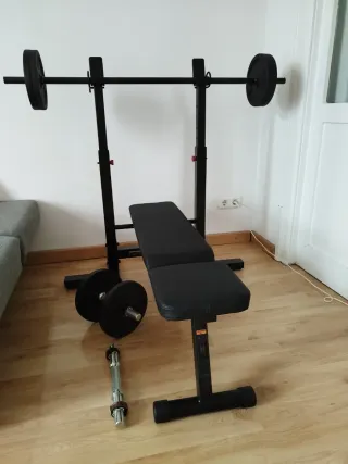 Banco de pesas con barra y discos