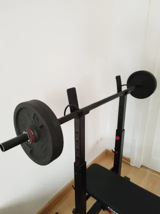 Banco de pesas con barra y discos