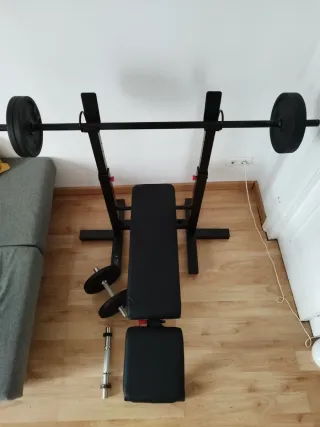 Banco de pesas con barra y discos