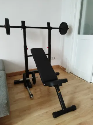 Banco de pesas con barra y discos