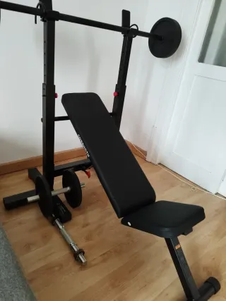 Banco de pesas con barra y discos