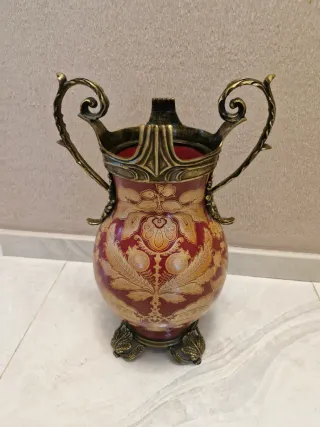 Jarrón de porcelana con detalles dorados