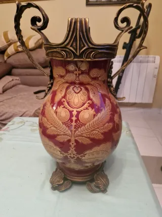 Jarrón de porcelana con detalles dorados