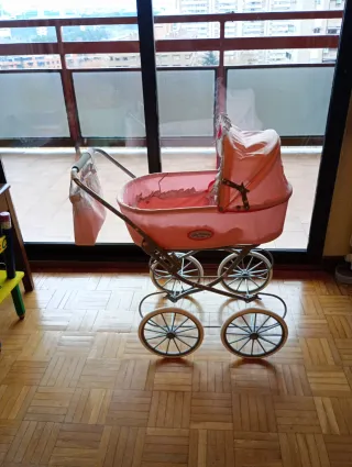 Cochecito de muñecas rosa