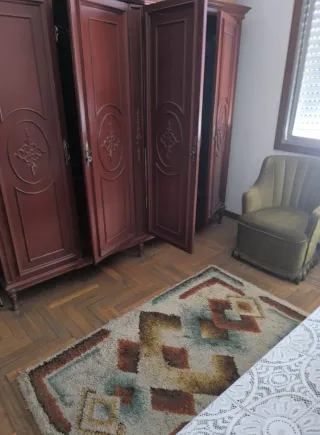 Armario de habitación de madera oscura