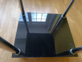 Mesa auxiliar cristal negro y metal