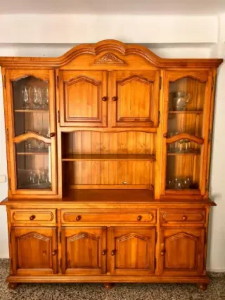 Mueble de madera con vitrinas
