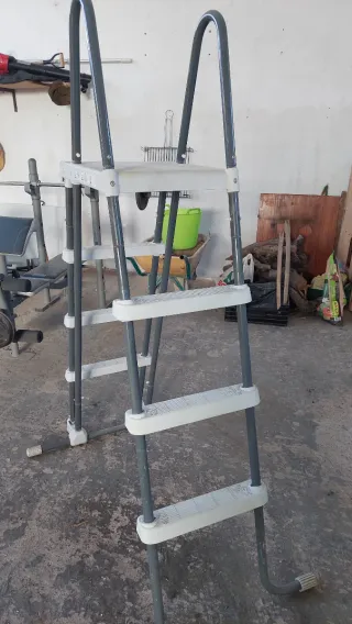 Escalera para piscina gris y blanca
