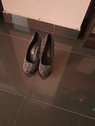 Zapatos de tacón negros con pedrería 38