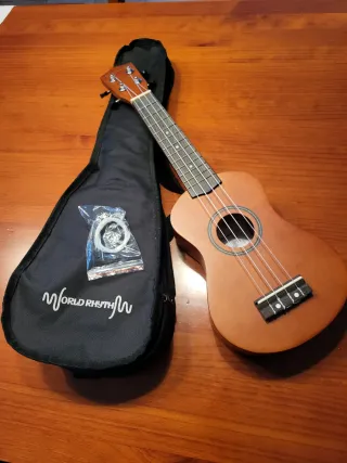 Ukelele con funda y cuerdas