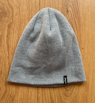Gorro de invierno Levi's gris con brillo