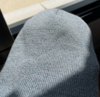 Gorro de invierno Levi's gris con brillo