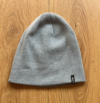 Gorro de invierno Levi's gris con brillo