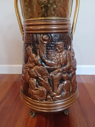 Antiguo Cubo de Carbón Belga en Cobre Repujado