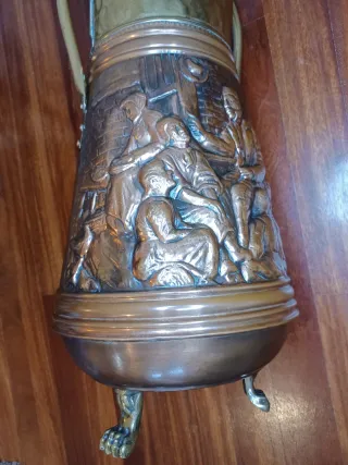 Antiguo Cubo de Carbón Belga en Cobre Repujado