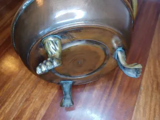 Antiguo Cubo de Carbón Belga en Cobre Repujado