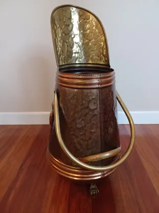 Antiguo Cubo de Carbón Belga en Cobre Repujado