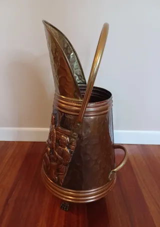 Antiguo Cubo de Carbón Belga en Cobre Repujado