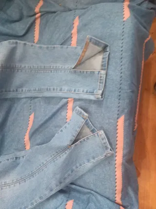 Pantalón vaquero azul con abertura