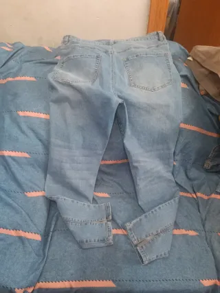 Pantalón vaquero azul con abertura