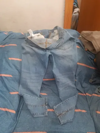 Pantalón vaquero azul con abertura