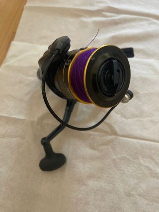 Carrete de pesca negro y dorado