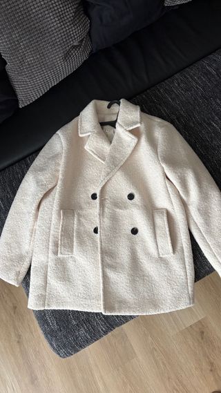 Abrigo cruzado semilargo bouclé Zara