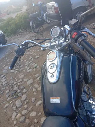 Moto con alforja y portaequipajes
