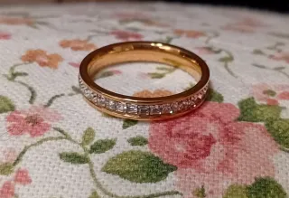 Anillo dorado de acero inoxidable con brillantes