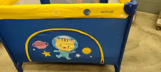 Parque infantil azul y amarillo