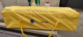 Parque infantil azul y amarillo